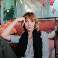 Light fringed scarf -black