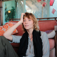 Light fringed scarf -black