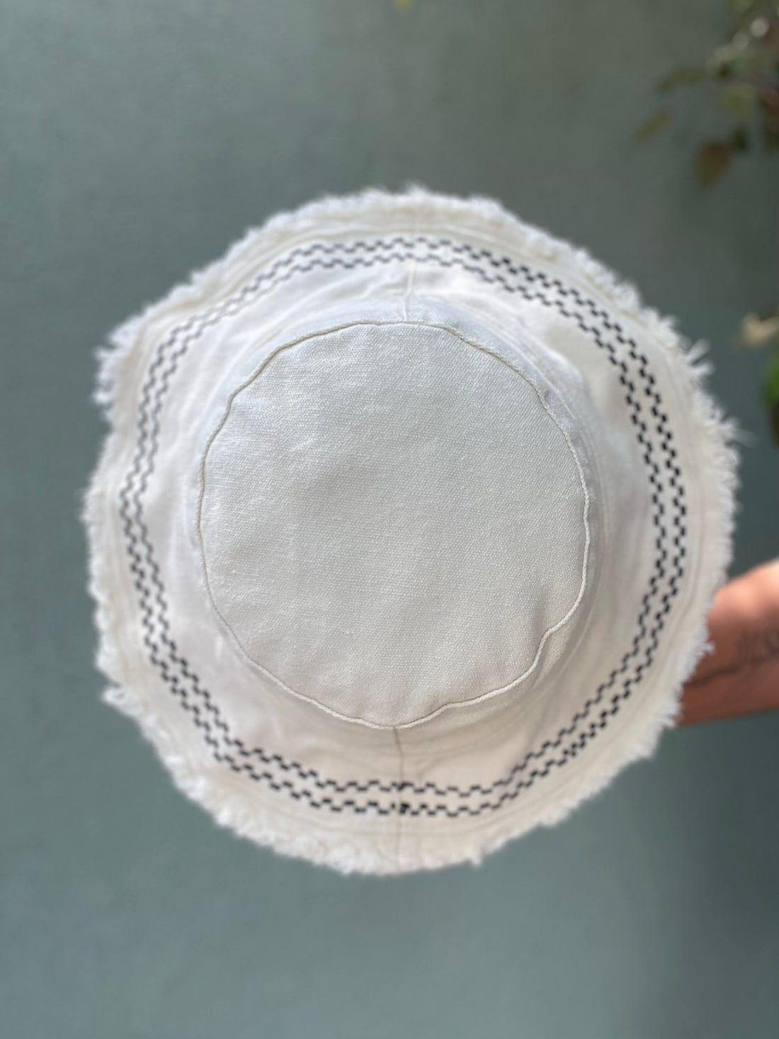 כובע קרם רקמה שחורה