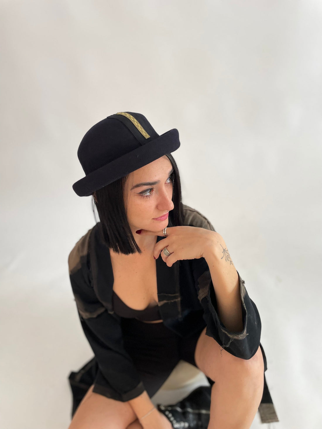 כובע לבד רקום