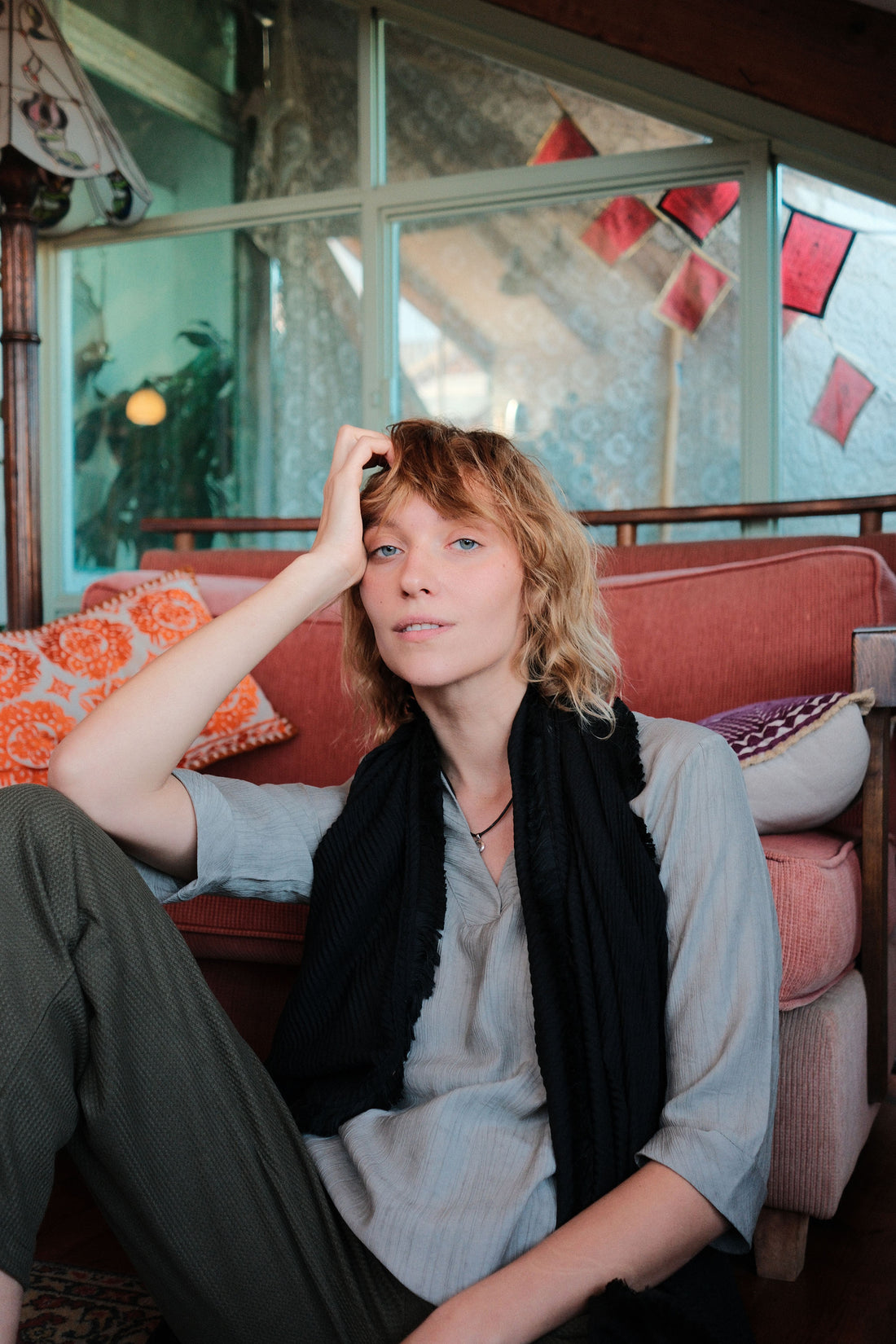 Light fringed scarf -black