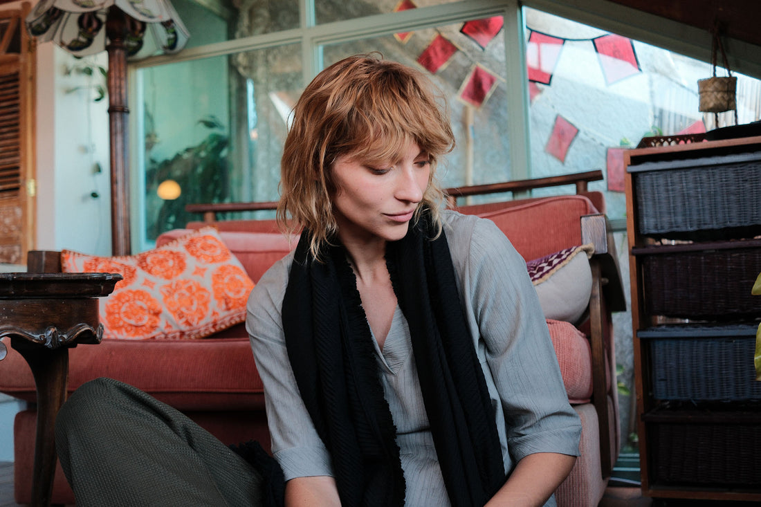 Light fringed scarf -black