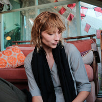 Light fringed scarf -black