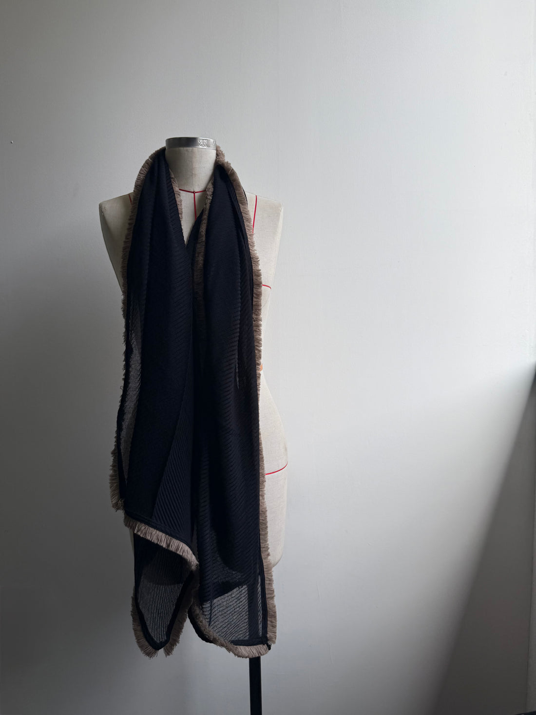 Fringe scarf - stone & black