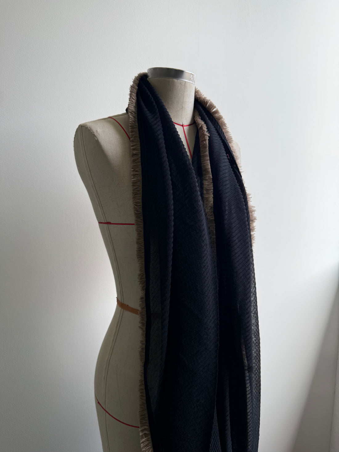 Fringe scarf - stone & black