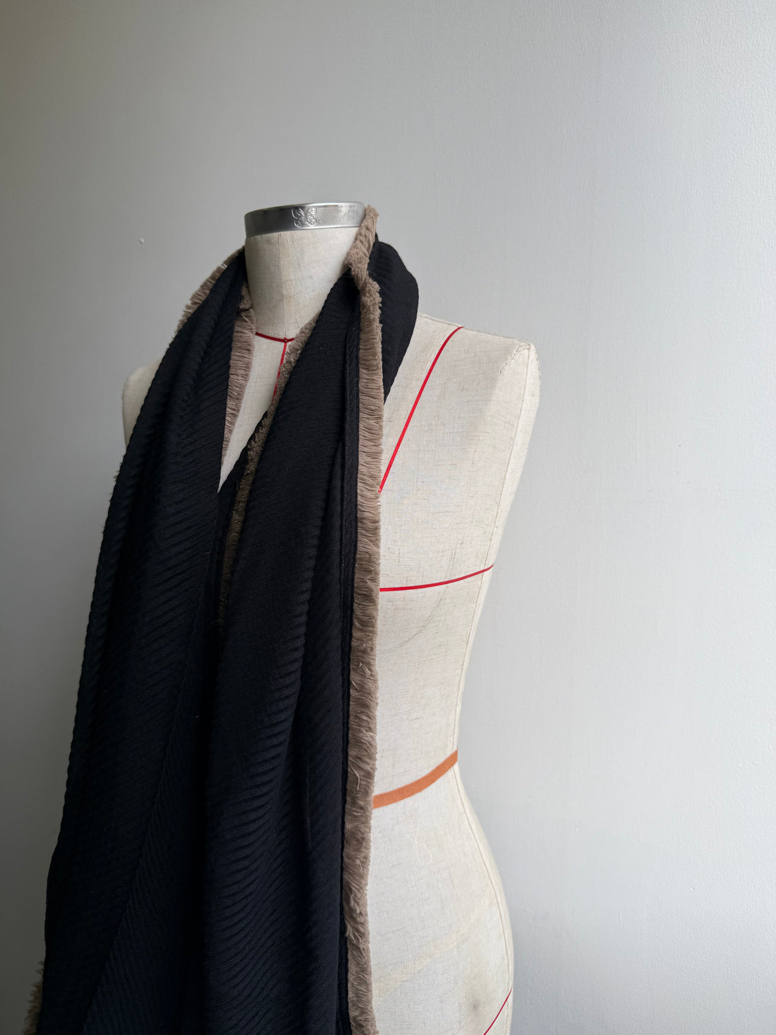 Fringe scarf - stone & black