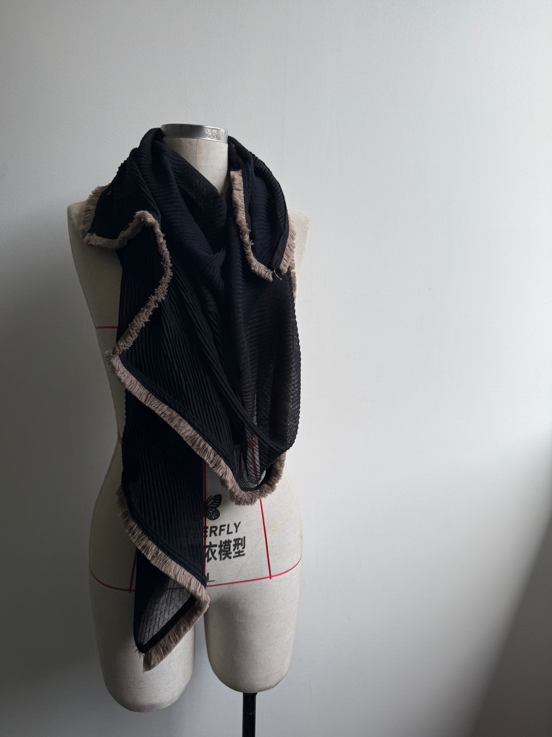 Fringe scarf - stone & black