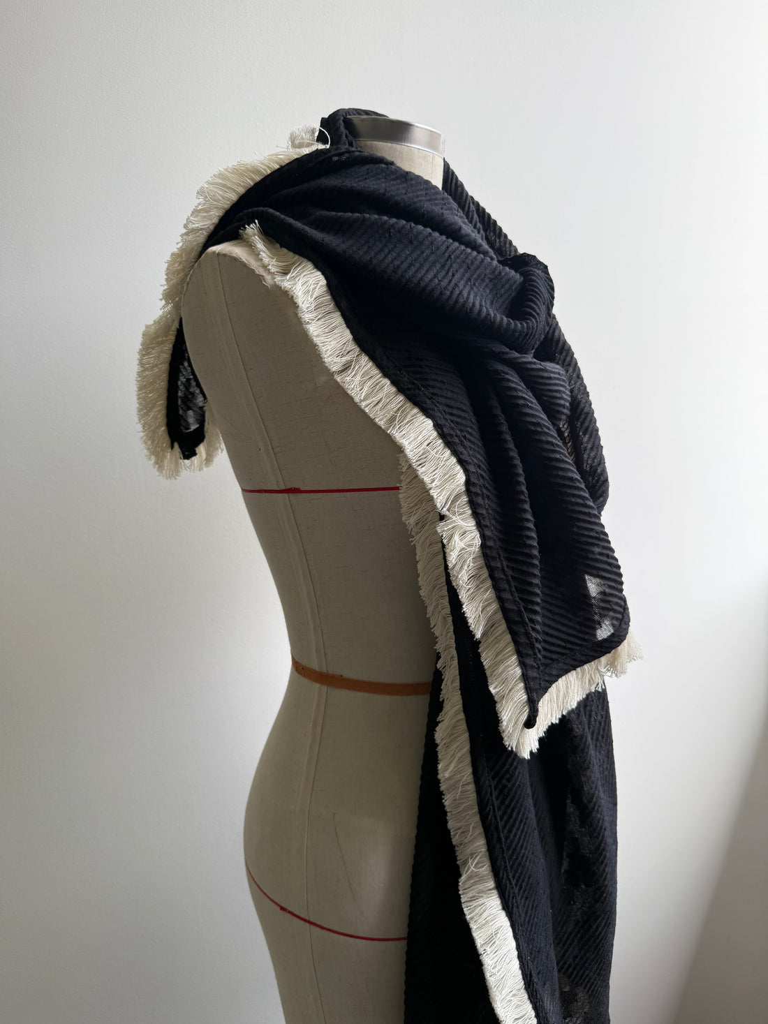 Fringed scarf - black & cream